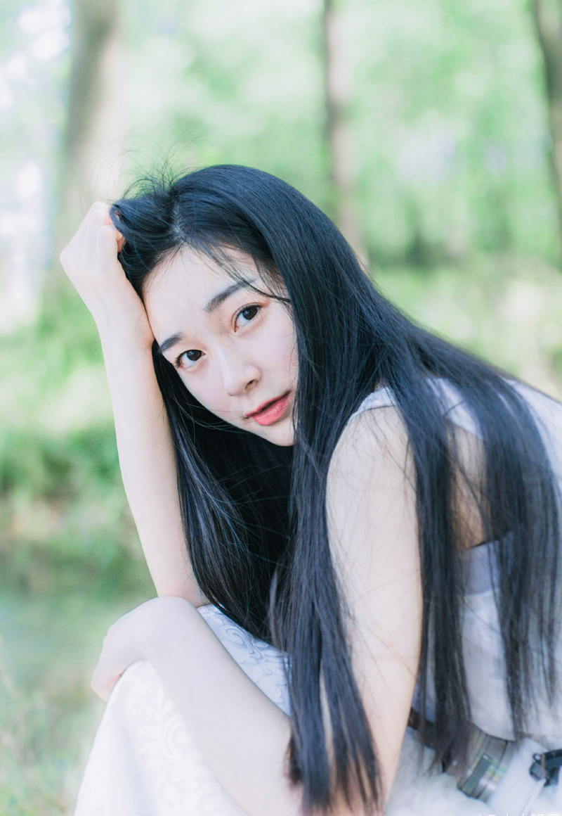 “我……”小乔闻言一颤，茫然的看了吕布一眼，又看了看一眼焦急的姐姐，摸了摸自己的肚子，苦涩的摇摇头：“妾身是夫君的女人，自然不会。”